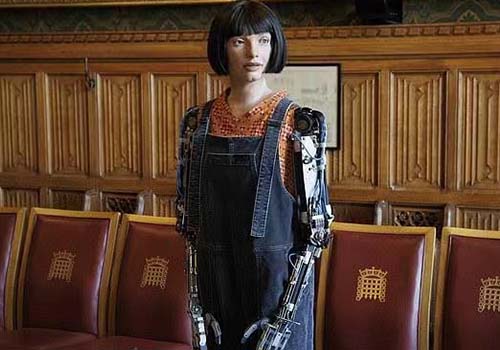 ظهر الإنسان الآلي لأول مرة في البرلمان البريطاني
