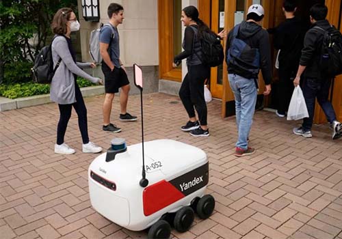 روبوتات AMR تقدم الطعام في الشارع ، هل سيتم استبدال الوظائف الجاهزة؟