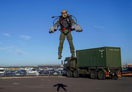 يراقب الجيش البريطاني حزمة نفاثة يمكنها الطيران على ارتفاع 3600 متر بسرعة 128 كم / ساعة