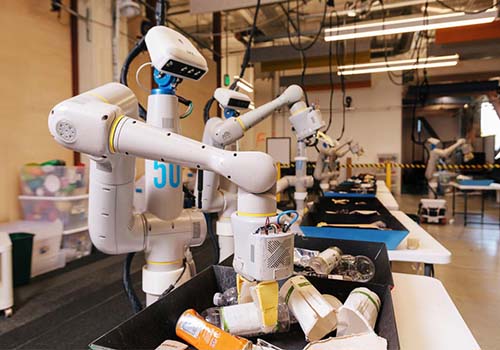 تنشر الشركة الأم لـ Google 100 روبوت في المكتب. كم تبعد عن الروبوتات 